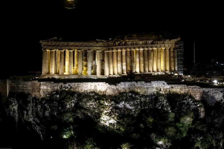 Η Ακρόπολη βυθίστηκε στο σκοτάδι – Η στιγμή που έσβησαν τα φώτα στον Παρθενώνα [pics]